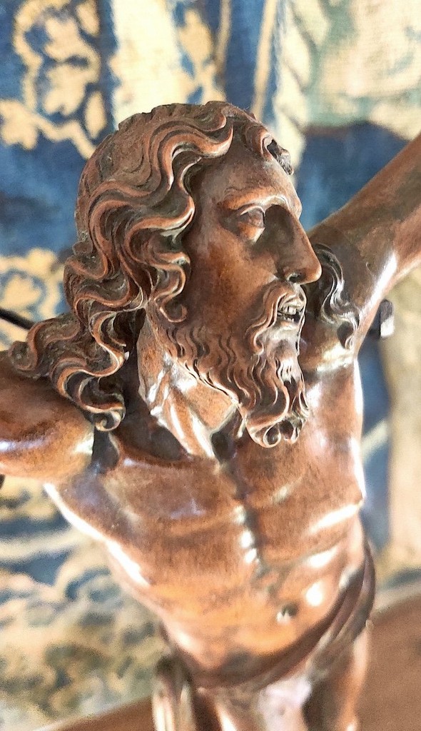 Exceptionnel Christ LXIV représenté en " Cristo Vivo" et réalisé dans du buis très finement sculpté.