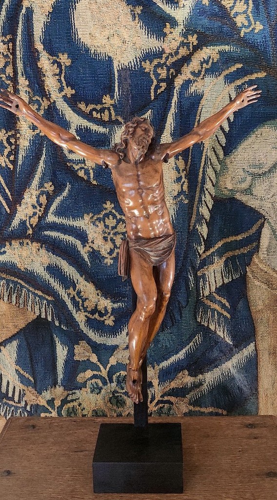 Exceptionnel Christ LXIV représenté en " Cristo Vivo" et réalisé dans du buis très finement sculpté.