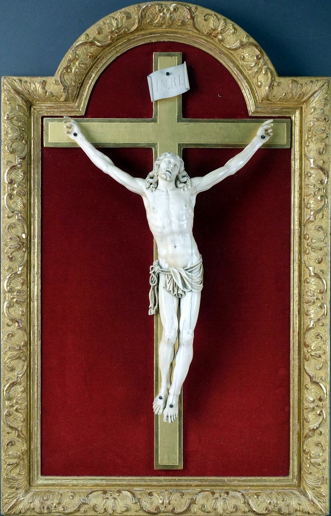 IFrance XVIIIe s, Crucifix présentant un Christ en ivoire particulièrement expressif
