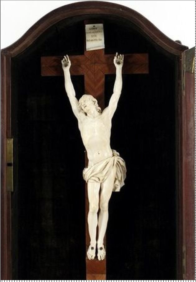 Crucifix du Christ vivant en bois de Sainte-Lucie sculpté (la croix rapportée, petits manques et restaurations