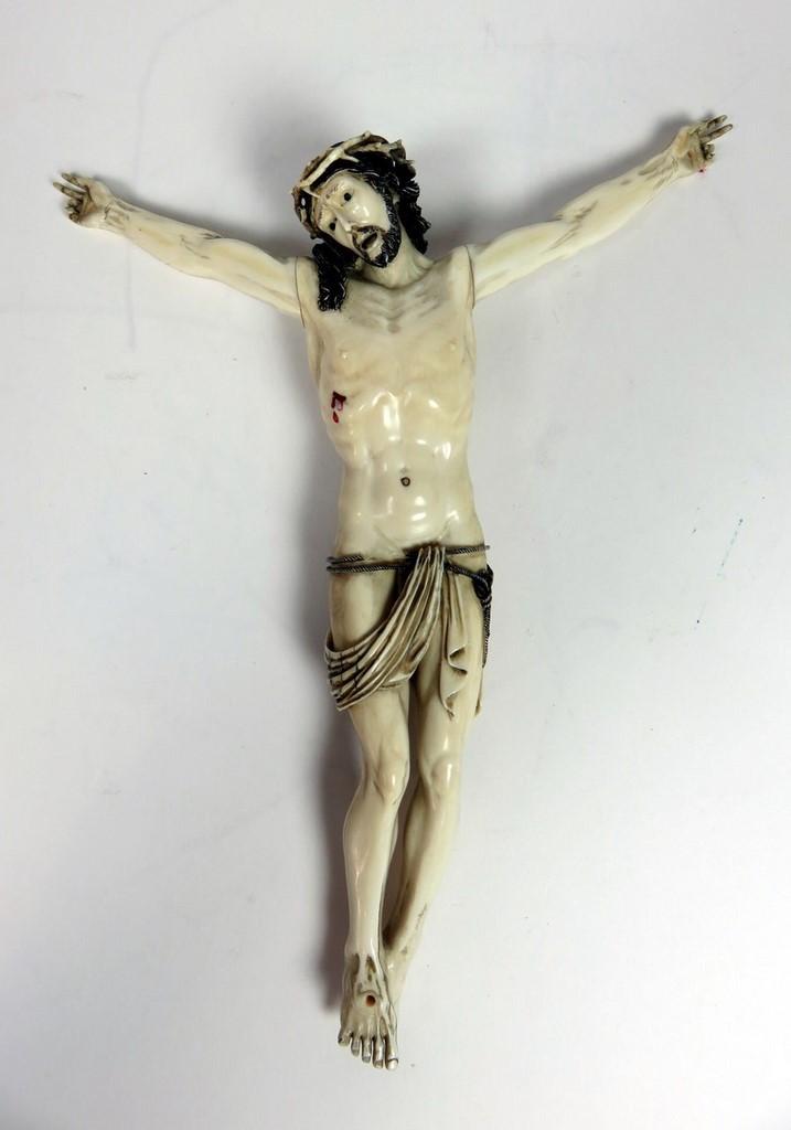 Goa Christ crucifié en ivoire sculpté Cheveux barbe et stigmates colorés