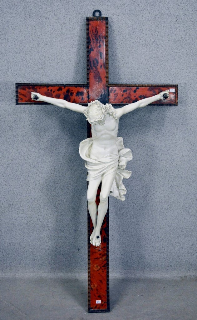 Grand crucifix en écaille et faïence, travail 19ème