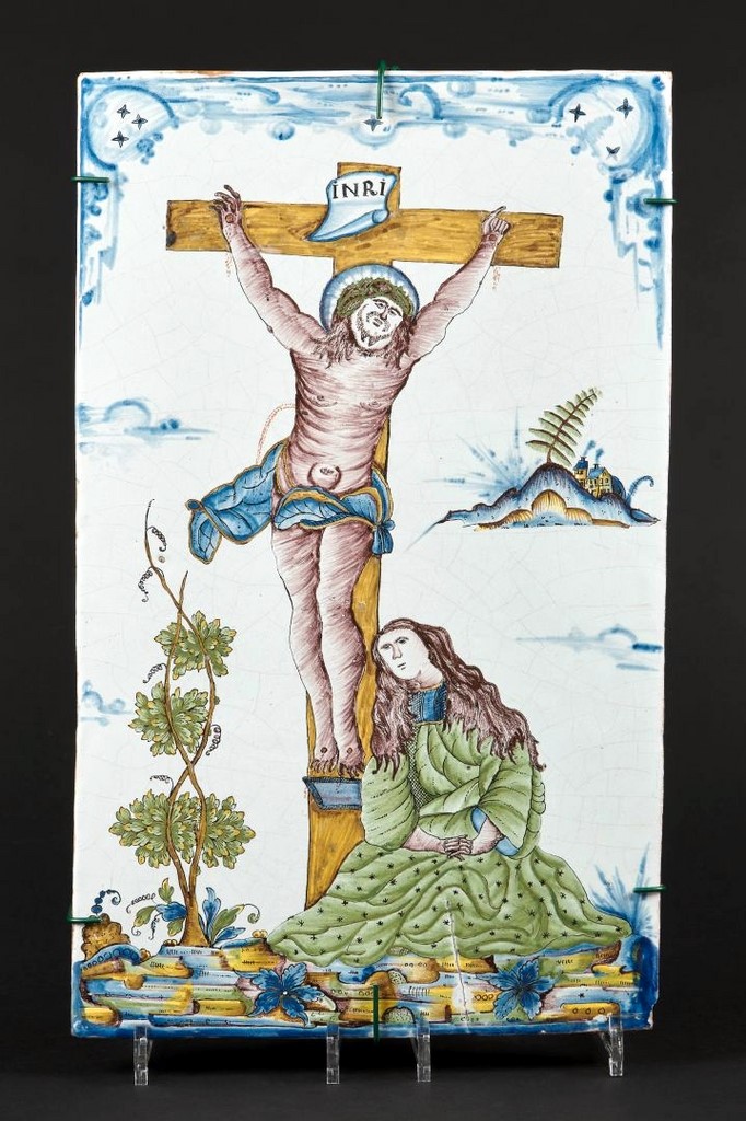 Grande plaque rectangulaire à décor polychrome de Marie-Madeleine au pied du Christ en croix