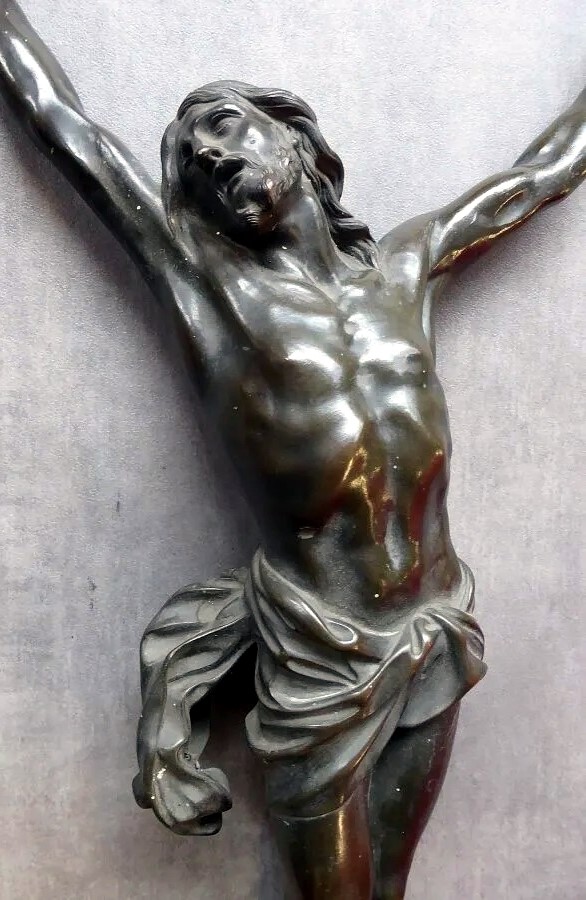 Important Christ en croix en bronze patiné