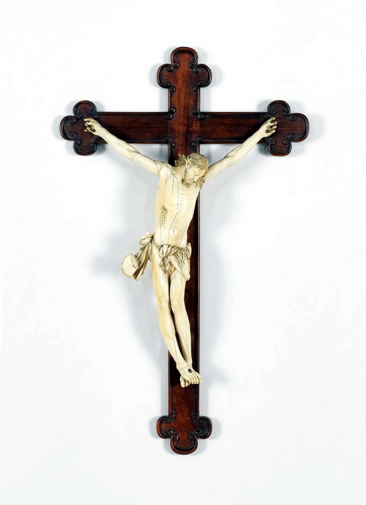 Important Christ en croix, Goa ou travail hispano-philippin, XVIIIe s Ivoire sculpté, H 51 cm et H de la croix 82 cm