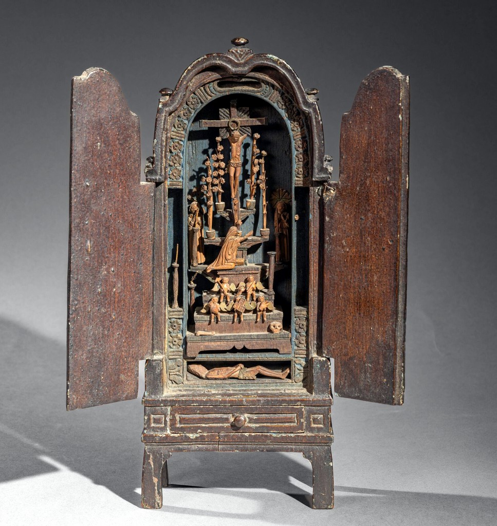 La Crucifixion En bois naturel  Armoire ouvrant par deux vantaux