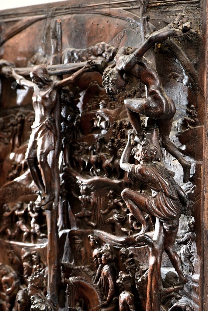 La Crucifixion Groupe en bois sculpté en profond relief provenant de la partie centrale d'un retable Détail