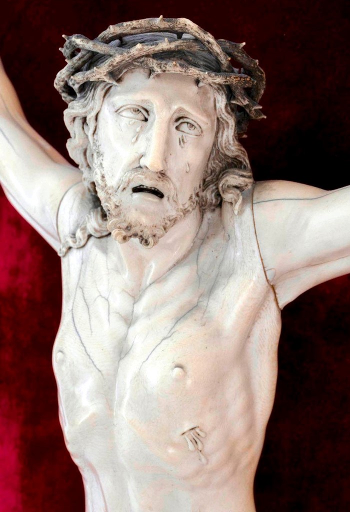 La figure du Christ mort. Ivoire sculpté. Travail de la fin du 17ème siècle, probablement d'Anvers.