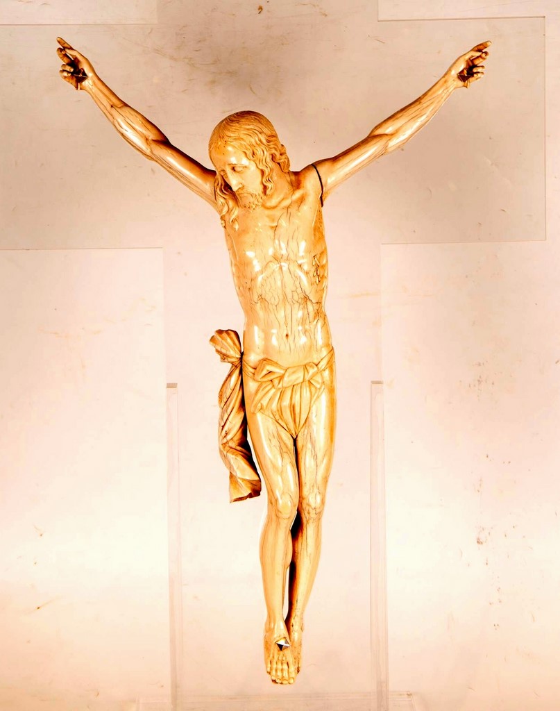 Gran Cristo en Marfil Hispano Filipino siglo XVIII firmado y fechado en 1744