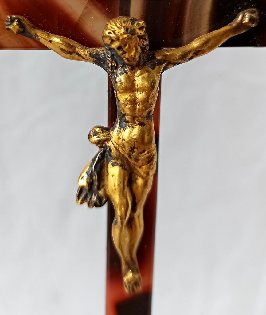 Le Christ Crucifixion en agate et argent doré entre la Vierge et saint Jean