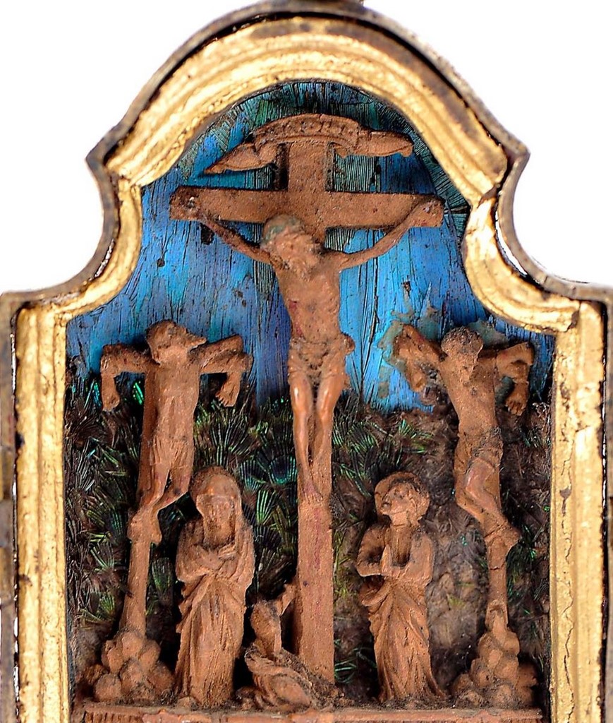 Pendente tríptico "Cenas da Paixão de Cristo" prata dourada, madeira de buxo, esmaltes, penas de colibri Mexicano séc. XVI