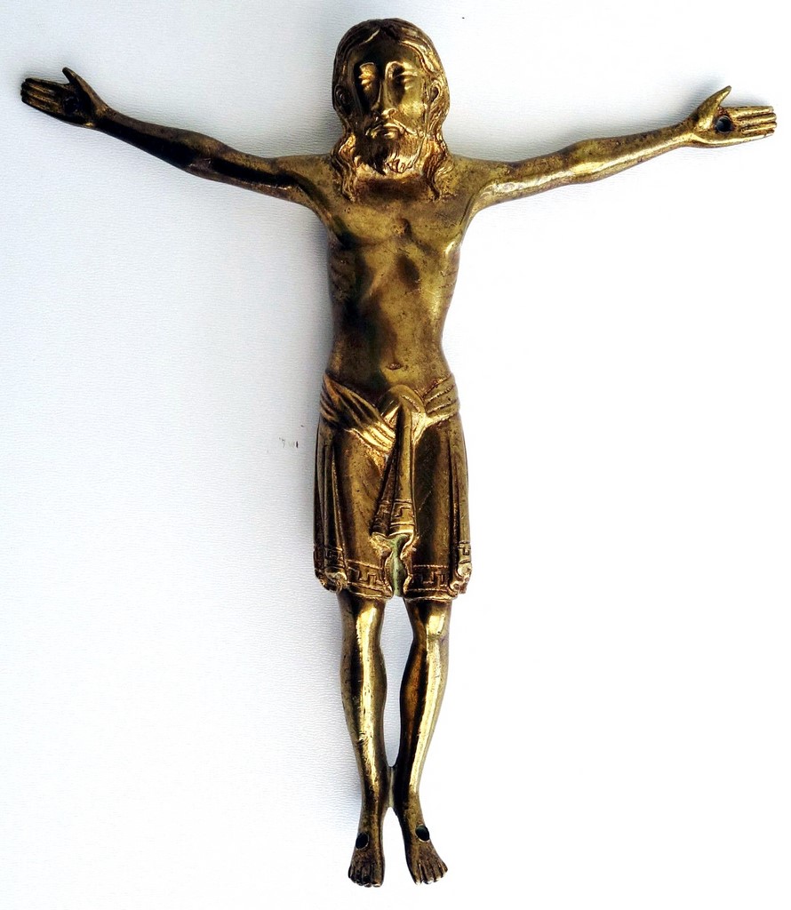 Travail français, probablement Auvergne, S. XII, Christ crucifié en bronze avec des traces de dorures