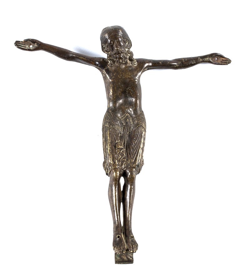 Travail français, probablement Auvergne, S. XII, Christ crucifié en bronze avec des traces de dorures
