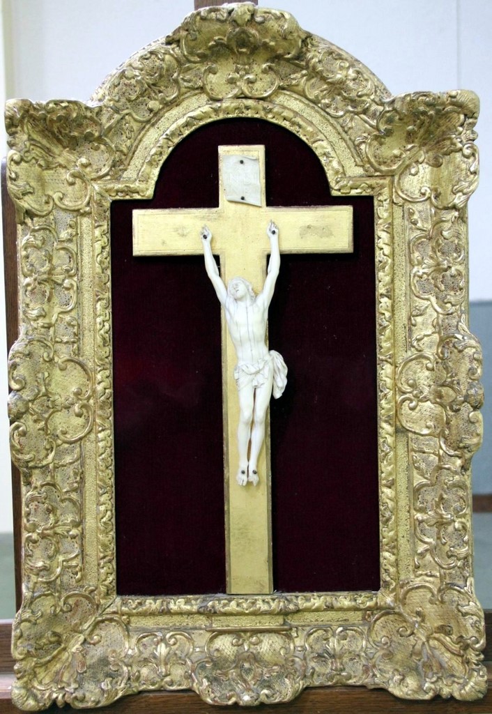 Beau crucifix en ivoire sculpté XIXème siècle cadre en bois doré sculpté de style Régence 