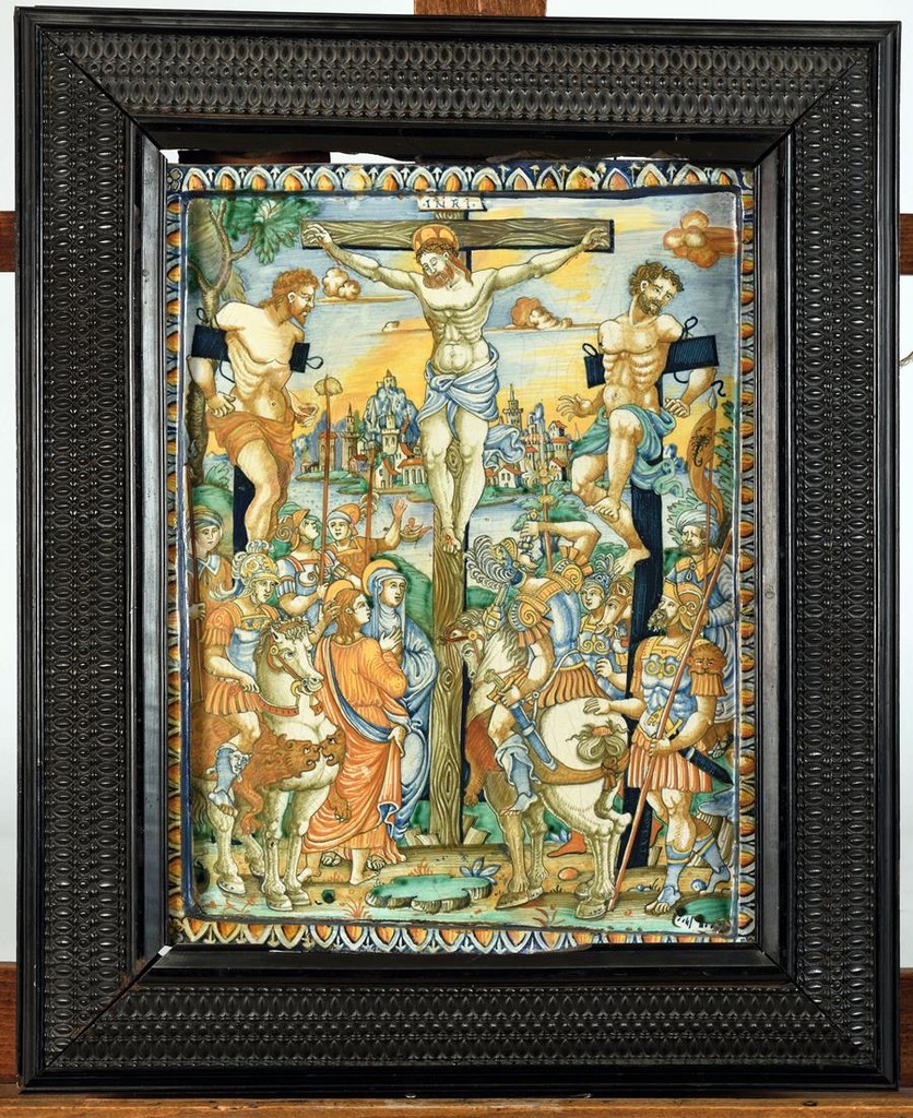 DERUTA, atelier de Giacomo MANCINI, dit "El FRATE" Très belle et rare plaque murale de forme rectangulaire en faïence décorée en polychromie d’une scène représentant la Crucifixion