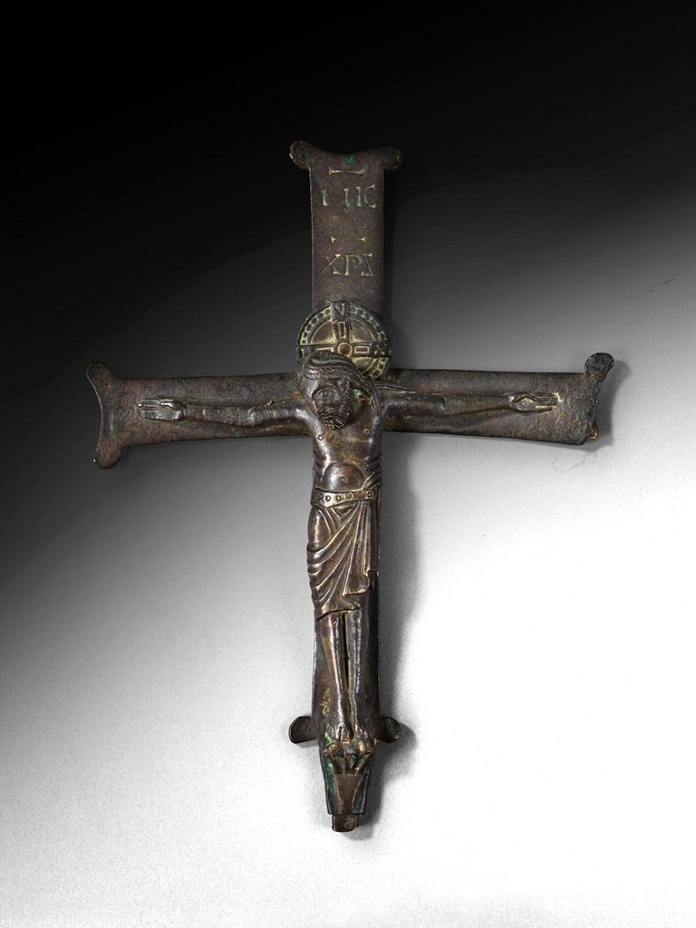 Rare crucifix reliquaire en bronze ciselé Milieu du XIIe 