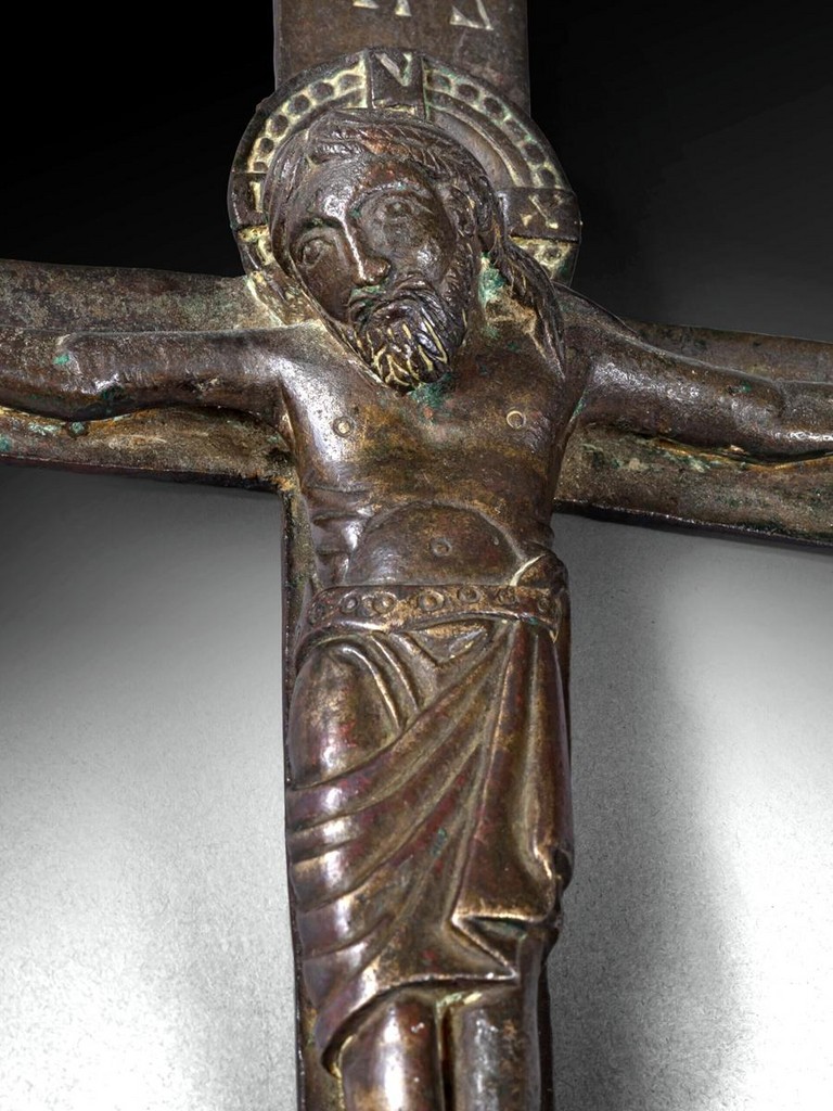 Rare crucifix reliquaire en bronze ciselé Milieu du XIIe