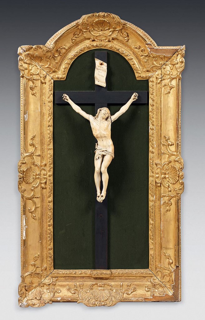 Crucifix avec un Christ vivant, en ivoire sculpté