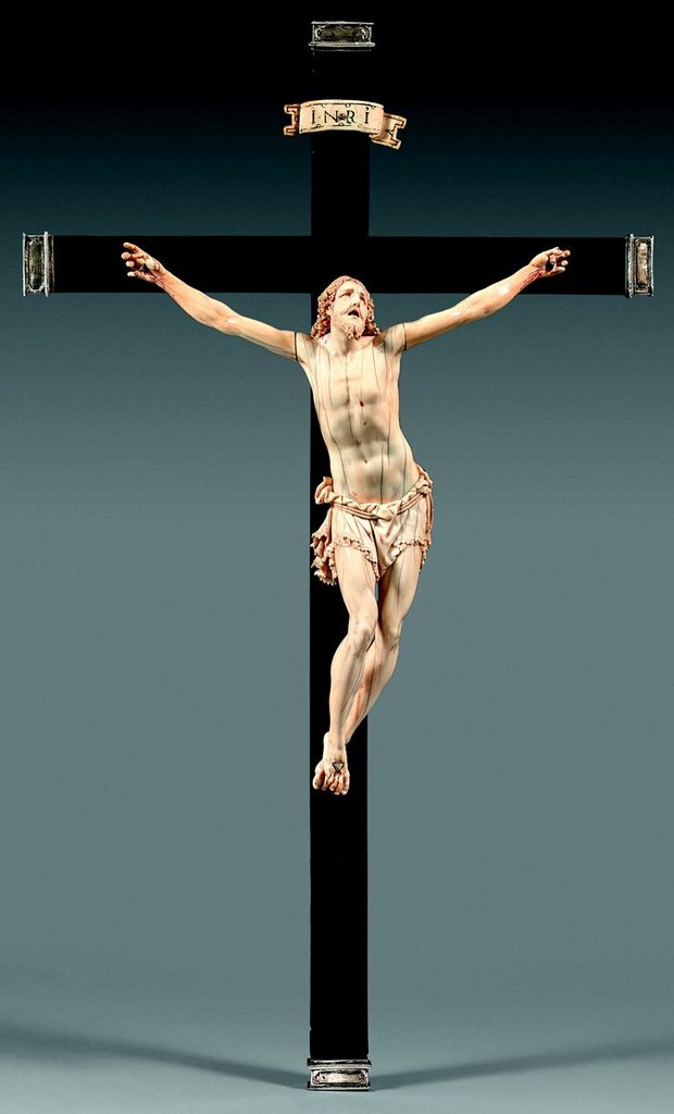 Rare et important crucifix avec un très beau Christ vivant, en ivoire