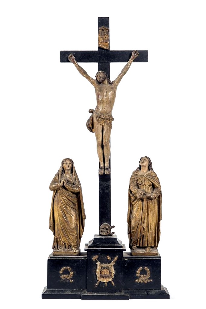 Une crucifixion avec Vierge et Saint-Jean encadrant le Christ sur la Croix Sujets en albâtre et croix en bois 18ème siècle