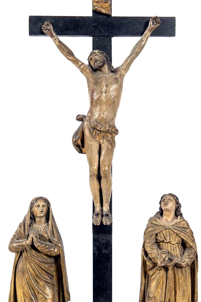 Une crucifixion avec Vierge et Saint-Jean encadrant le Christ sur la Croix Sujets en albâtre et croix en bois 18ème siècle