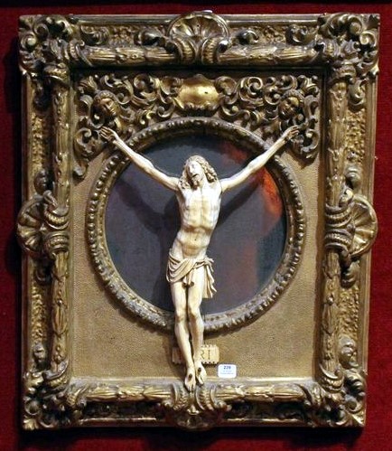 Crucifix avec Christ en bois sculpté, polychromé et doré