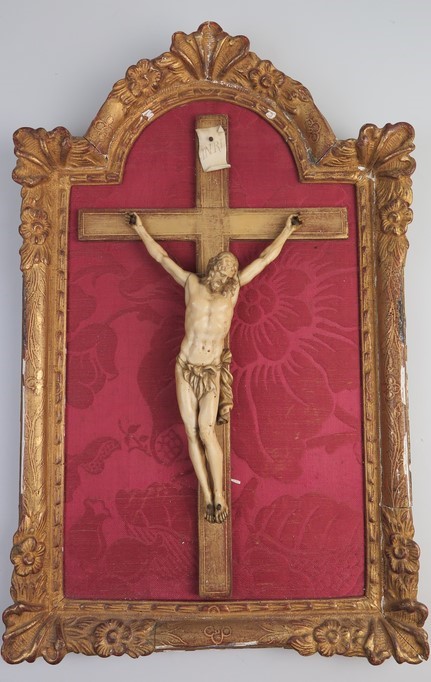 Christ en ivoire sculpté dans cadre en bois doré d'époque Régence