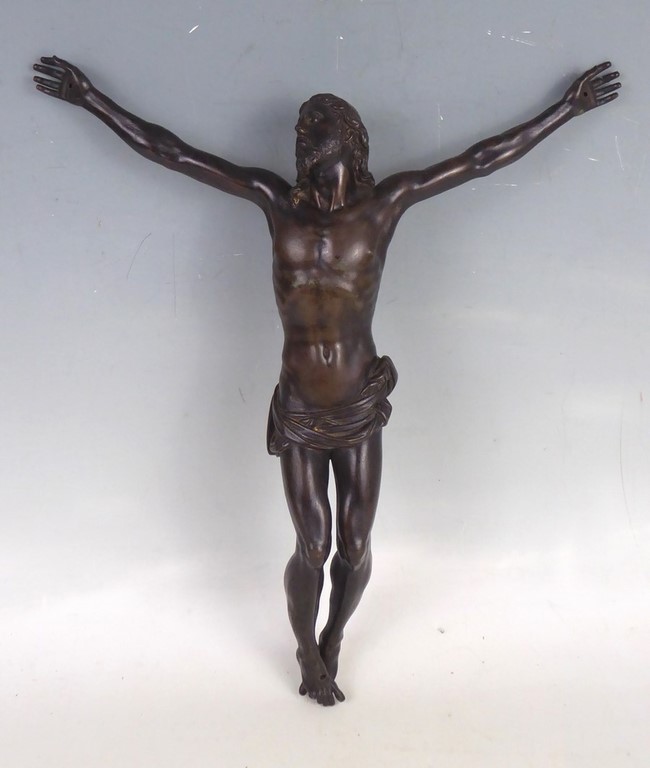 Christ en bronze doré sur une croix en métal patiné base circulaire