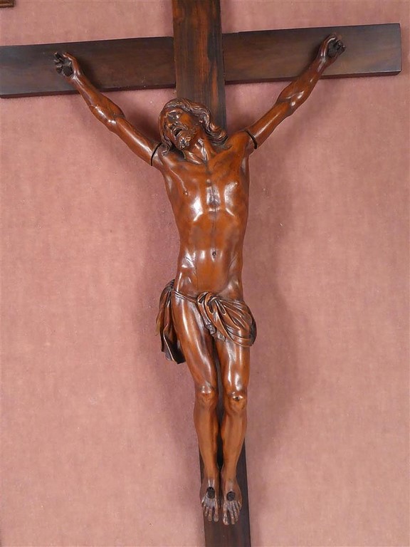 Crucifix en bois de Sainte-Lucie, le christ en buis sculpté;