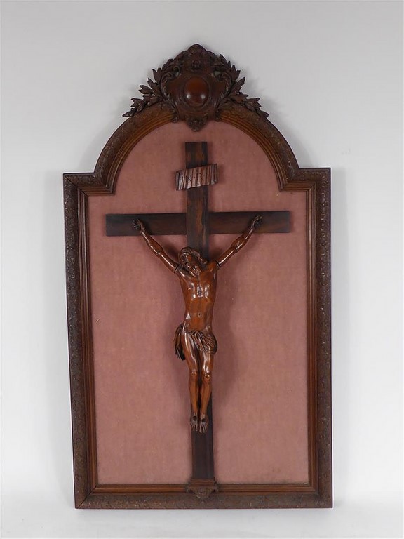 Crucifix en bois de Sainte-Lucie, le christ en buis sculpté;