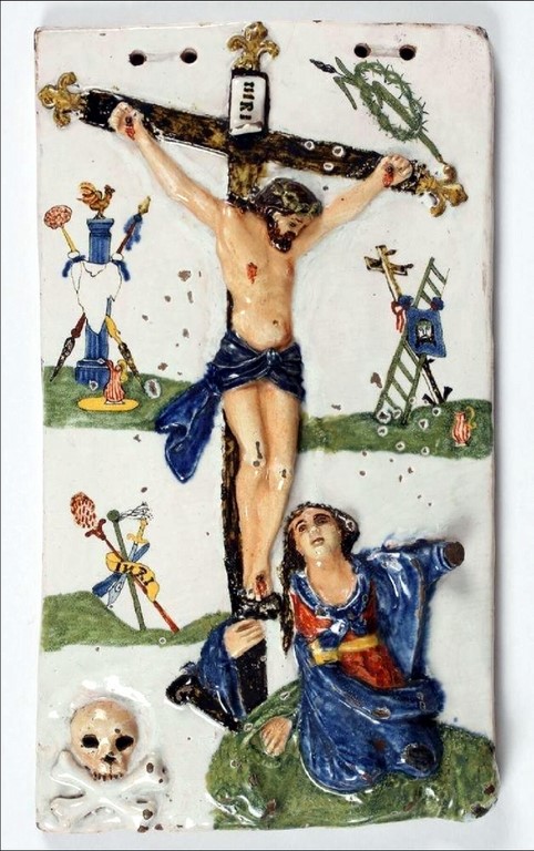 CRUCIFIXION EN FAÏENCE DE ROUEN DATEE 1790 SIGNEE LAURENT F