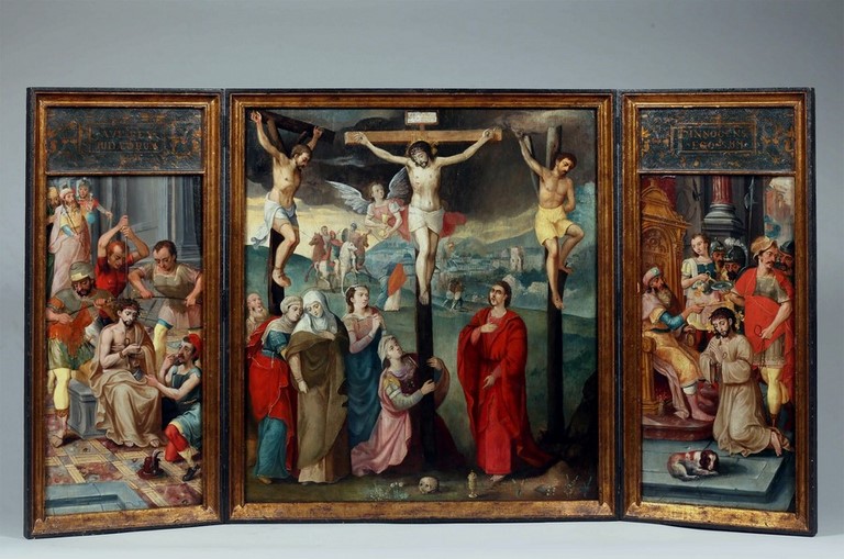 Plaque en albâtre à décor en bas-relief en partie doré du Christ en croix la Vierge et Sainte Madeleine à ses pieds Kapandji