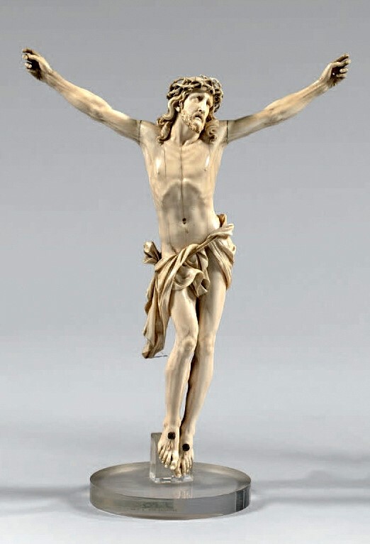 Grand Christ en ivoire, le périzonium retenu par une cordelette