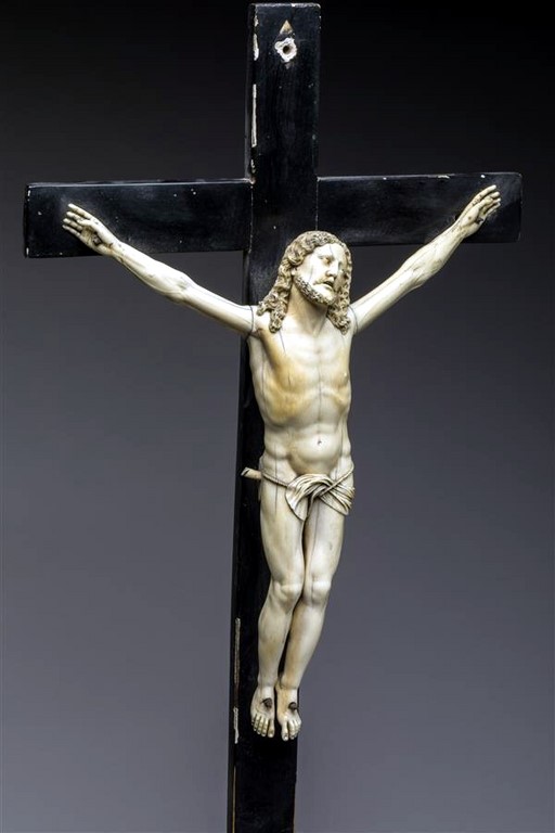 Christ en croix en ivoire sculpté Bel encadrement italien de style Régence en bois sculpté et doré du XVIIIème