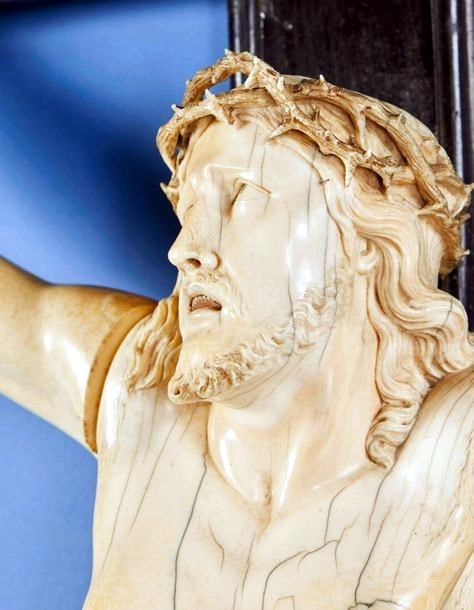 Grand crucifix avec Christ vivant en ivoire sculpté et croix en bois noirci