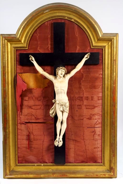 Crucifix en bois de Sainte-Lucie, le christ en buis sculpté;
