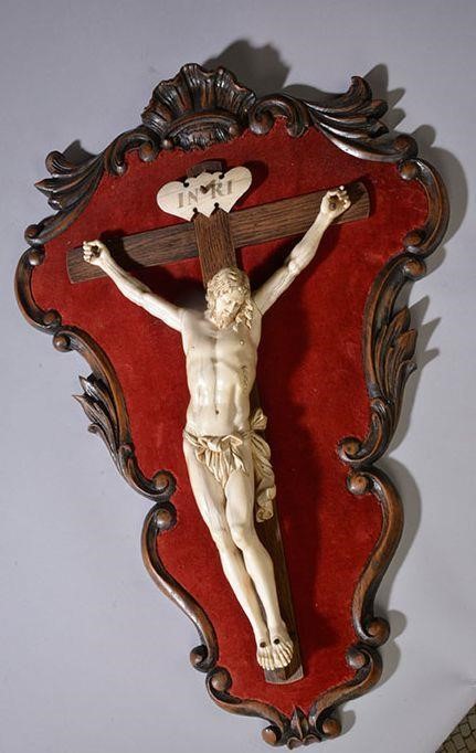 Important christ en croix en ivoire d'éléphant finement sculpté