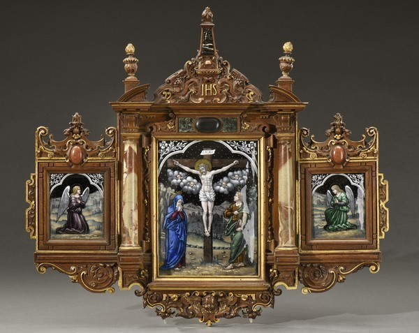 Triptyque en émaux peints : Au centre le Christ en croix entre la Vierge et Saint Jean. Dans les volets, les anges agenouillés