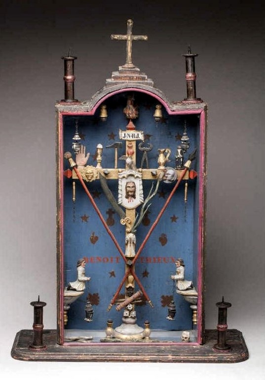 CROIX de MARINIER en bois sculpté et laqué polychrome a décor des Instruments de la Passion en ronde-bosse