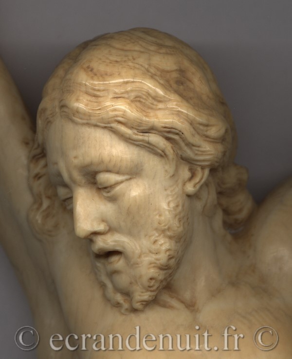 CHRIST EN IVOIRE D'UNE PIECE 18E SIECLE