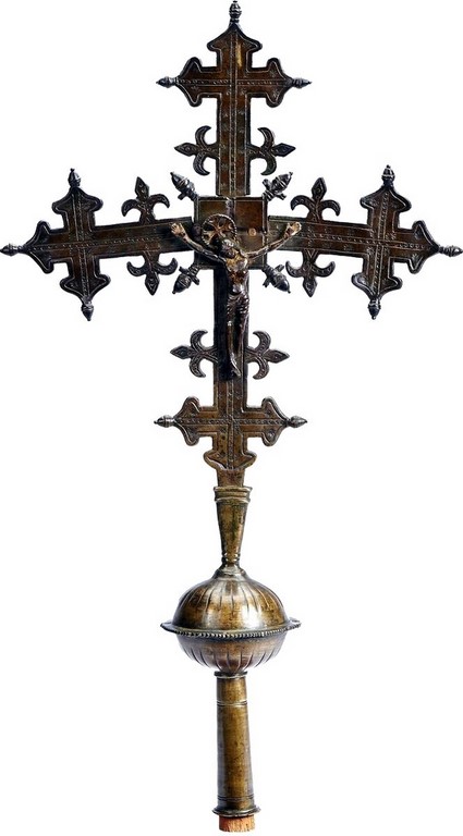 Cruz processional frente com escultura "Cristo crucificado", verso com medalhão relevado "Nossa Senhora com o Menino Jesus"