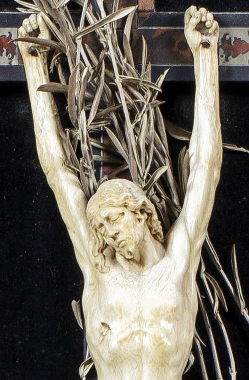 Tableau-crucifix avec Christ en ivoire sculpté et croix en ébène et placage d'écaille et d'étain