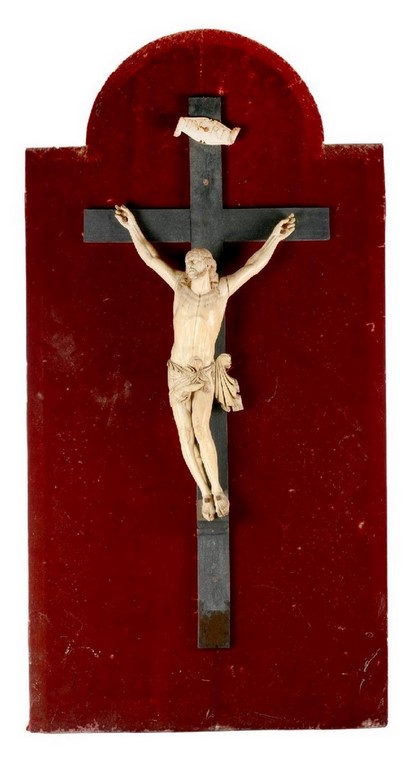 Ecole française XVIIIème Grand Christ en ivoire avec son pagne sur croix en bois. H. 65 cm