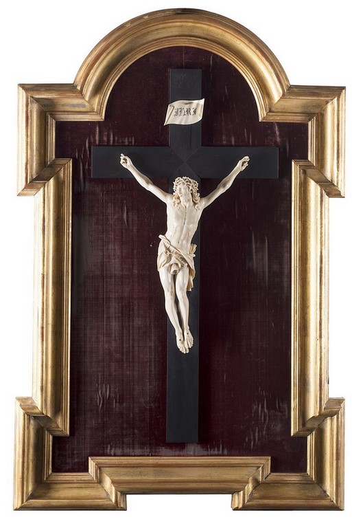 Maestro romano del sec. XVIII "Cristo crocifisso" scultura in avorio (h. cm 41) montato su croce in legno ebanizzata 