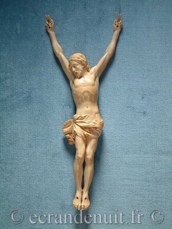CHRIST EN IVOIRE D'UNE PIECE 18E SIECLE