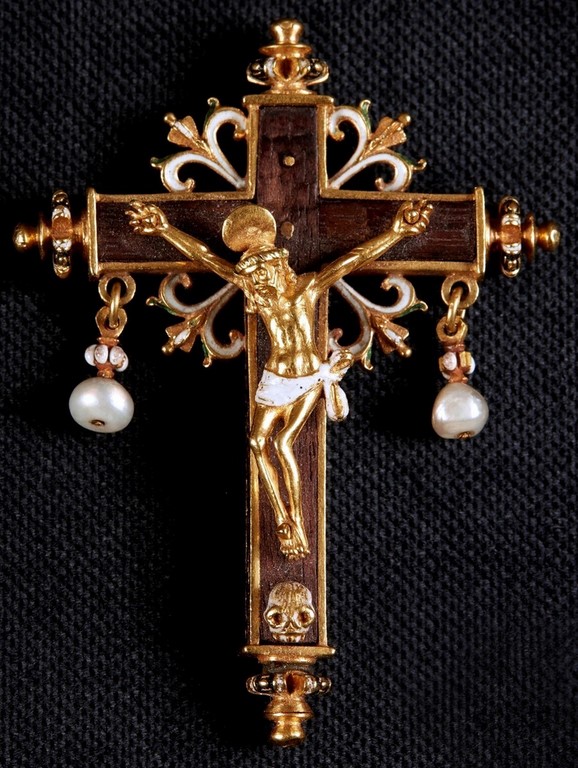 Croix reliquaire de la Vraie Croix en or ciselé et émaillé, émaux blanc, noir, bleu, vert. Terminaison des branches en forme de petit vase godronné