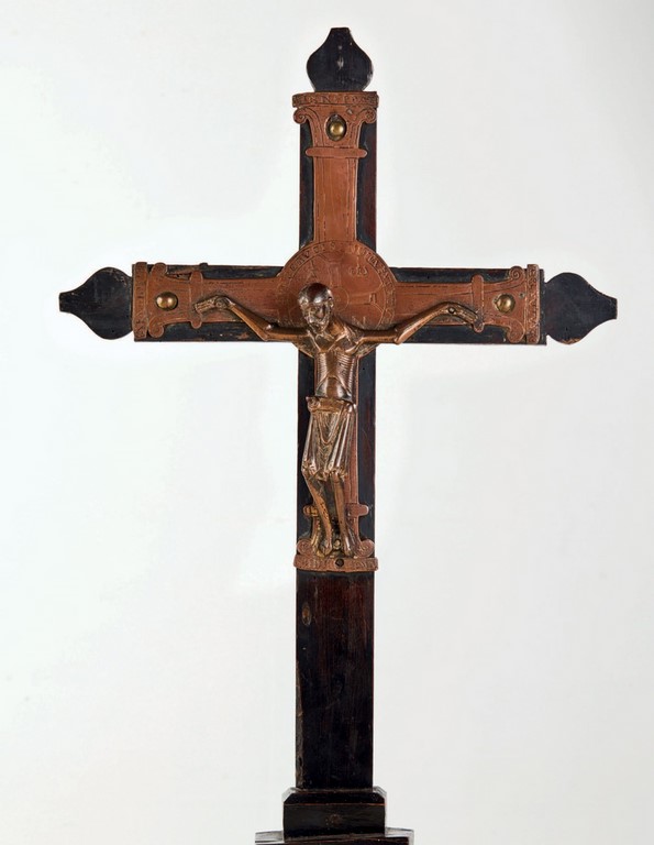 Plaque centrale de croix en bronze et cuivre ciselé, gravé et doré