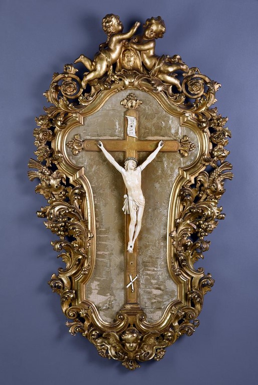 Important Christ en ivoire sculpté figuré expirant, le regard tourné vers les cieux, la tête ceinte de la couronne d'épines
