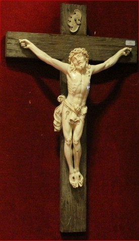 Important Christ en croix, en ivoire sculpté. XIXe siècle 