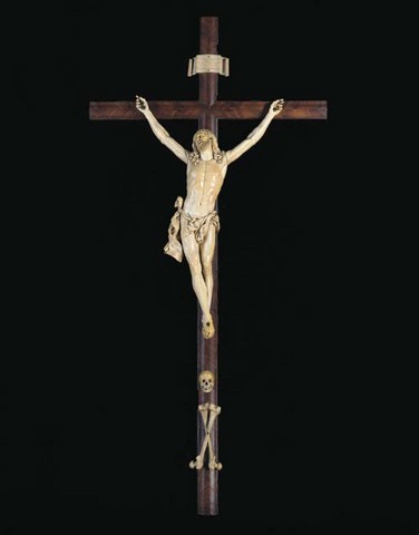 Un Crucifix sculpté dans l'ivoire et plaqué de bois de rose attribué à JOSEPH VILLERME